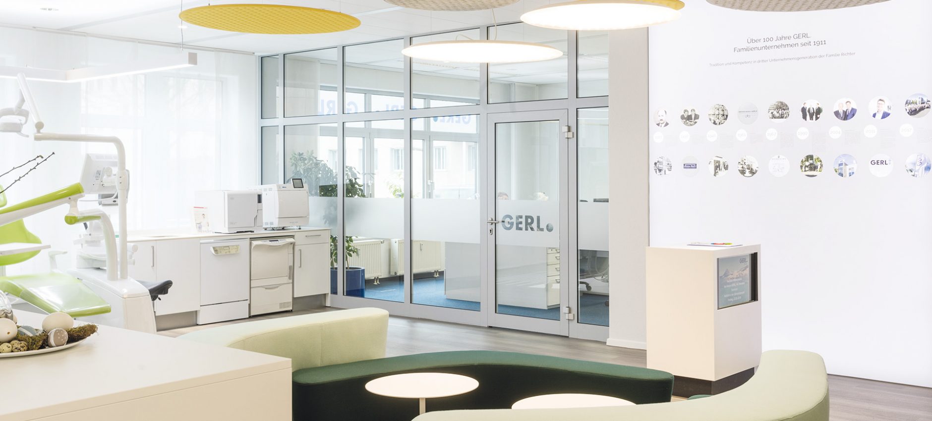 0010_GERL_DentalShowroom_Zaehne_DigitaleWand_1920x1000_72dpi.jpg