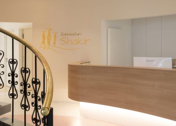 BOKA Praxisbau Empfang Kinder Sanierung Zahnarztpraxis Shakir